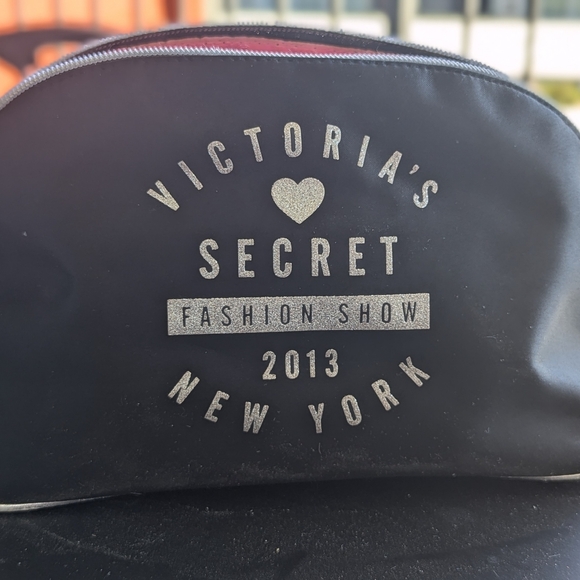 Victoria’s Secret Cosmetic Brush Set - Picture 9 of 9